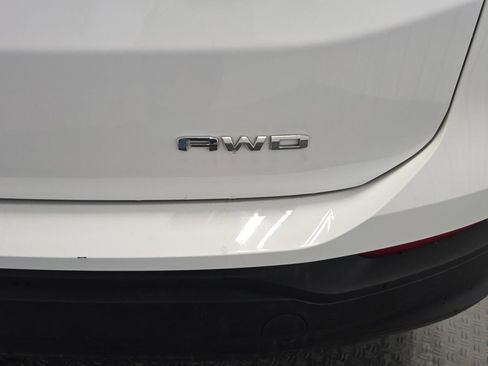 Used 2024 GMC Terrain SLE image 8