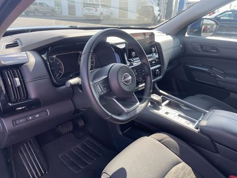 Used 2025 Nissan Pathfinder SV image 10