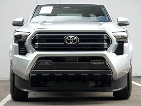 Used 2025 Toyota Tacoma SR5 AWD/4WD image 7