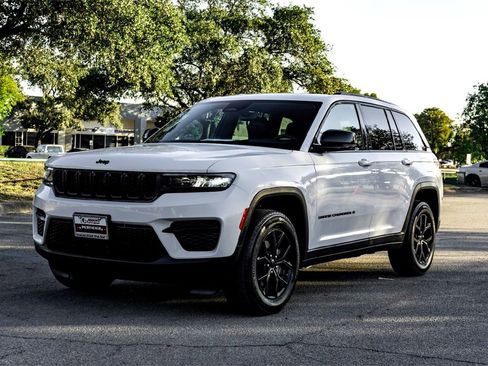 Used 2024 Jeep Grand Cherokee Altitude image 9