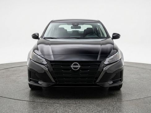 Used 2025 Nissan Altima 2.5 SV image 2
