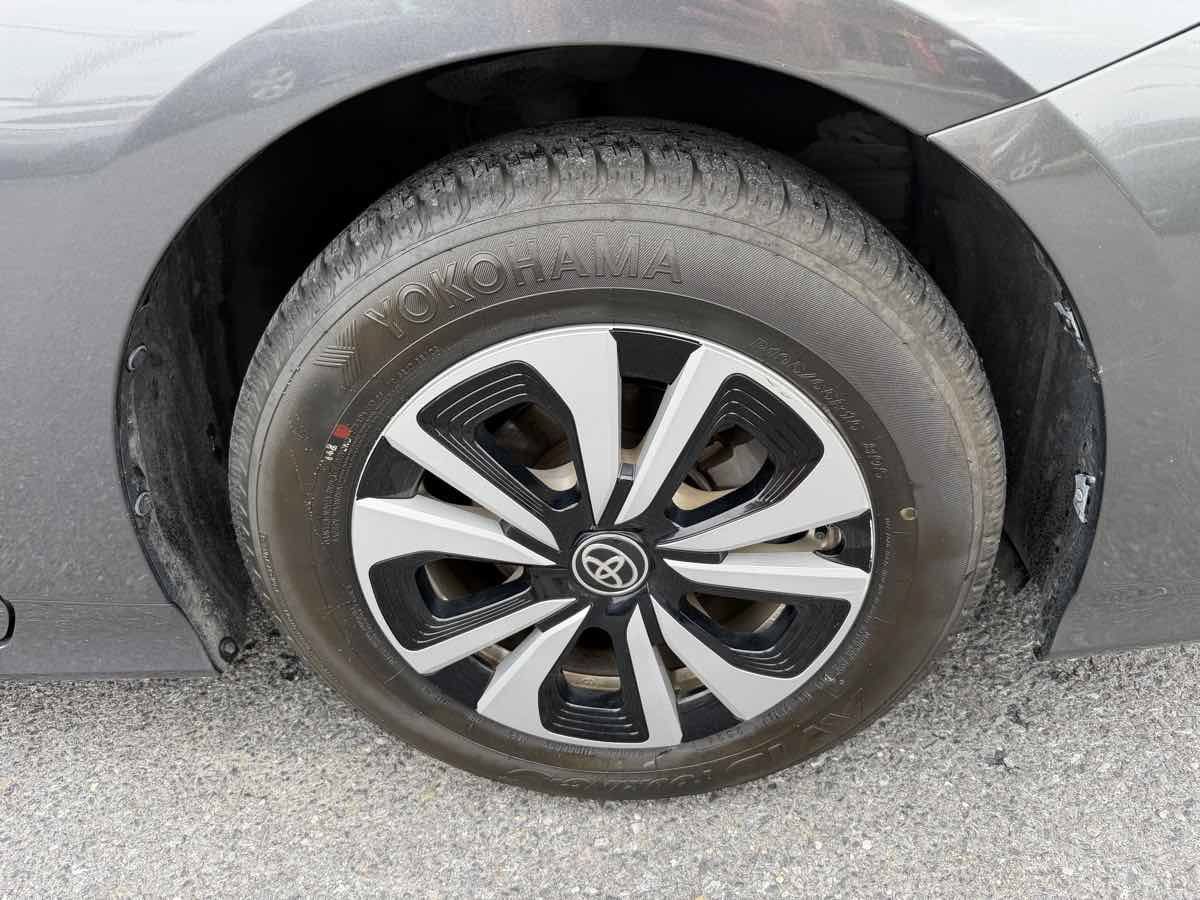 Used 2017 Toyota Prius Prime Premium FWD image 30