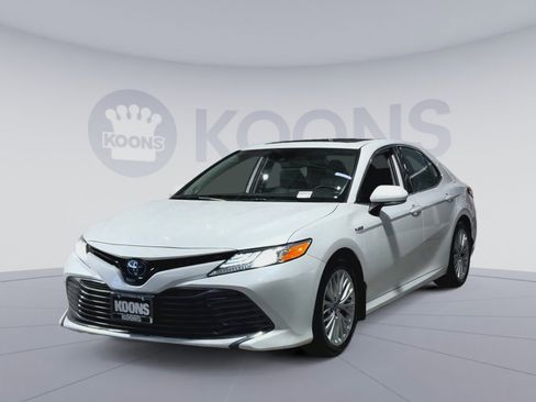 Used 2020 Toyota Camry XLE w/ Sunroof Package image 5