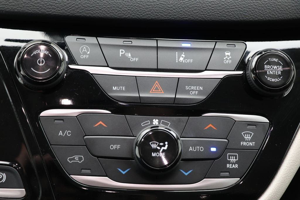 Used 2024 Chrysler Pacifica Touring-L FWD image 23