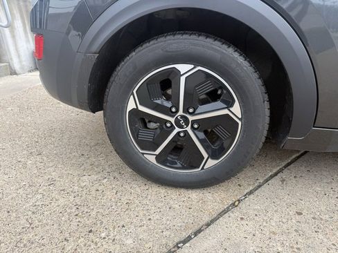 Used 2023 Kia Niro EX w/ EX Cold Weather Package image 7