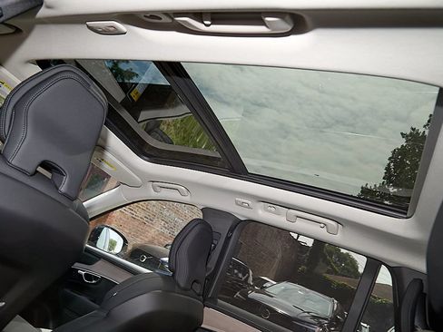 New 2026 Volvo XC90 T8 Plus w/ Protection Package Premier AWD/4WD image 23