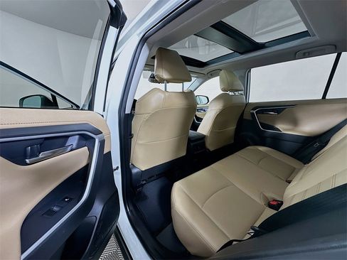 Used 2021 Toyota RAV4 Limited image 17