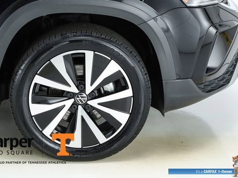 Used 2023 Volkswagen Taos SE w/ Panoramic Sunroof Package image 14