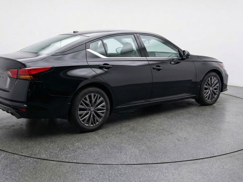 Used 2025 Nissan Altima 2.5 SV FWD image 9