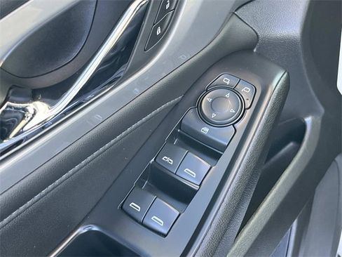 Used 2022 Chevrolet Traverse LT image 32