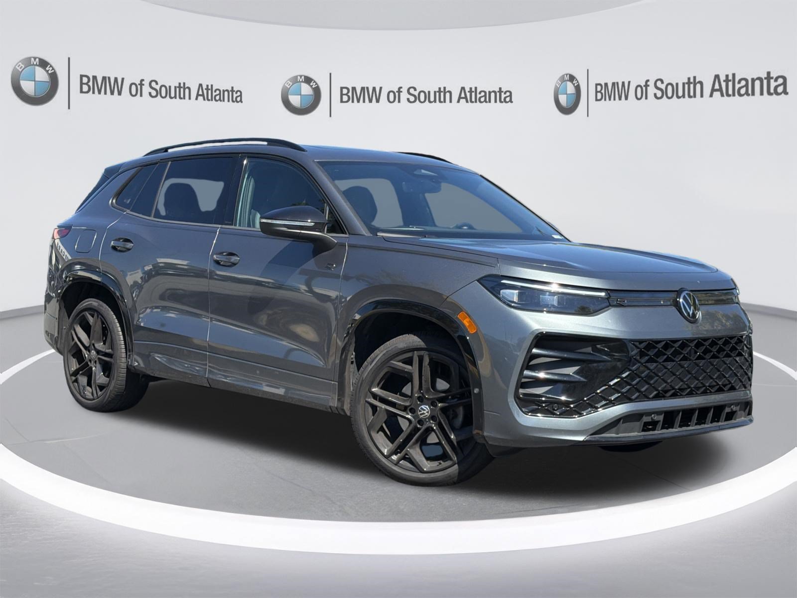 Used 2025 Volkswagen Tiguan SE R-Line FWD image 2