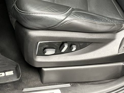 Used 2019 Cadillac Escalade ESV Premium Luxury image 12