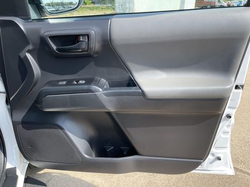Used 2022 Toyota Tacoma SR AWD/4WD image 43