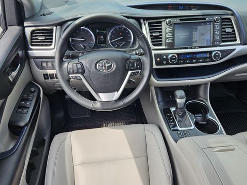 Certified 2019 Toyota Highlander XLE FWD image 13