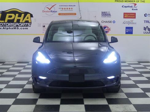 Used 2023 Tesla Model Y AWD image 2