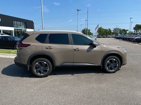 Used 2024 Nissan Rogue SV w/ SV Premium Package AWD/4WD image 8
