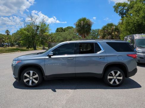 Used 2021 Chevrolet Traverse LT w/ LT Premium Package FWD image 4