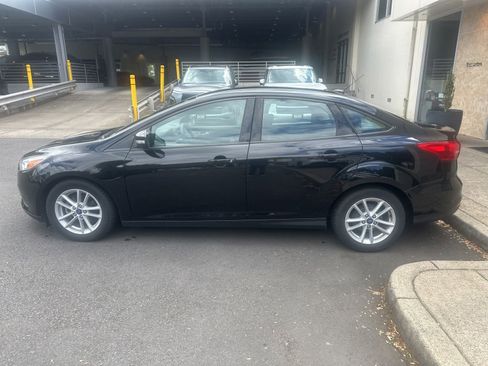 Used 2017 Ford Focus SE FWD image 2