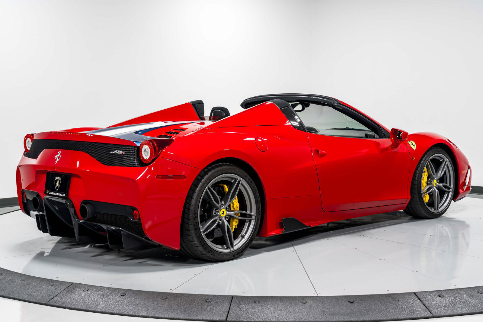 Used 2015 Ferrari 458 Speciale A RWD image 3