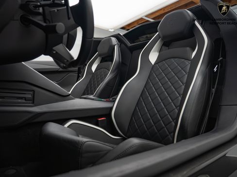 Used 2019 Lamborghini Aventador S image 27