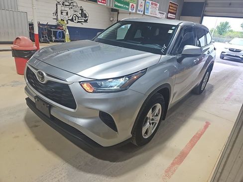 Used 2020 Toyota Highlander LE AWD/4WD image 1