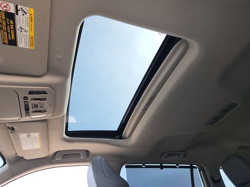 Used 2022 Toyota Highlander XLE image 17