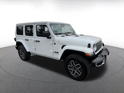 Used 2025 Jeep Wrangler Sahara image 2