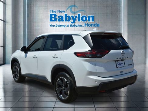 Used 2024 Nissan Rogue SV AWD/4WD image 3