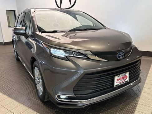 Used 2023 Toyota Sienna XLE w/ XLE Plus Package image 2