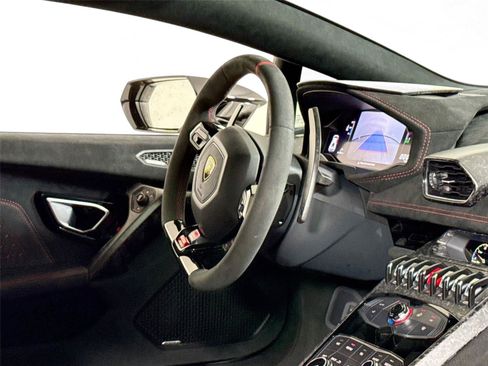 Used 2018 Lamborghini Huracan image 28