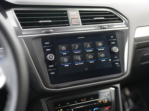 Certified 2022 Volkswagen Tiguan SE w/ Panoramic Sunroof Package image 14