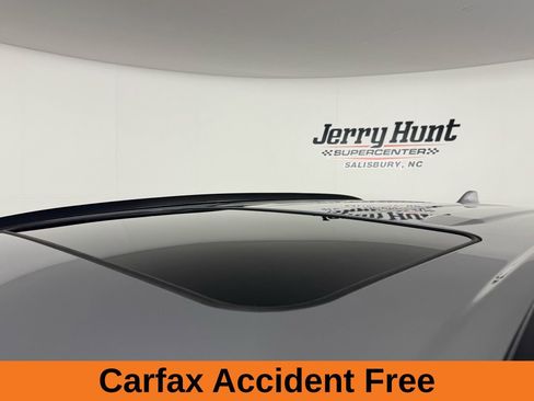 Used 2022 Toyota RAV4 XLE w/ Convenience Package image 3