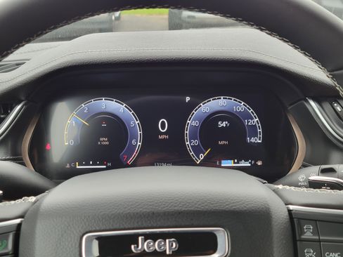 Used 2025 Jeep Grand Cherokee Limited AWD/4WD image 10