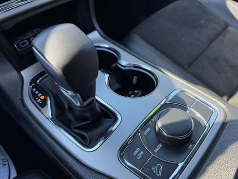 Certified 2022 Jeep Grand Cherokee Laredo X image 28