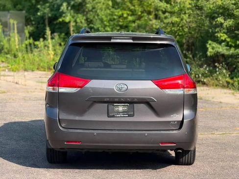 Used 2012 Toyota Sienna XLE FWD image 5