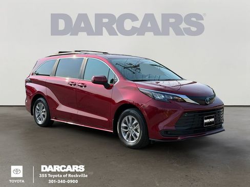 Used 2025 Toyota Sienna LE FWD image 1
