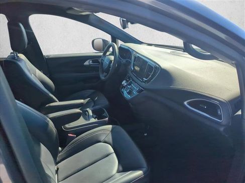 Used 2023 Chrysler Pacifica Touring-L w/ S Appearance Package image 22