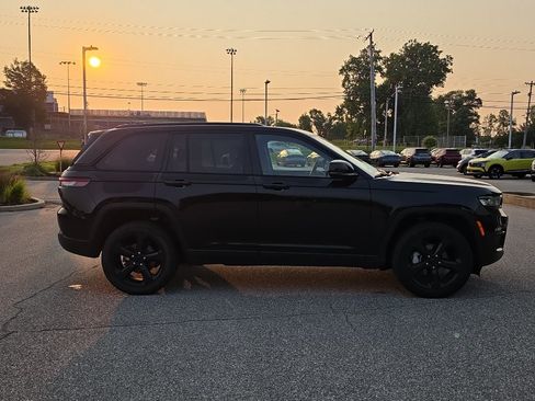 Used 2023 Jeep Grand Cherokee Limited w/ Black Appearance Package AWD/4WD image 9
