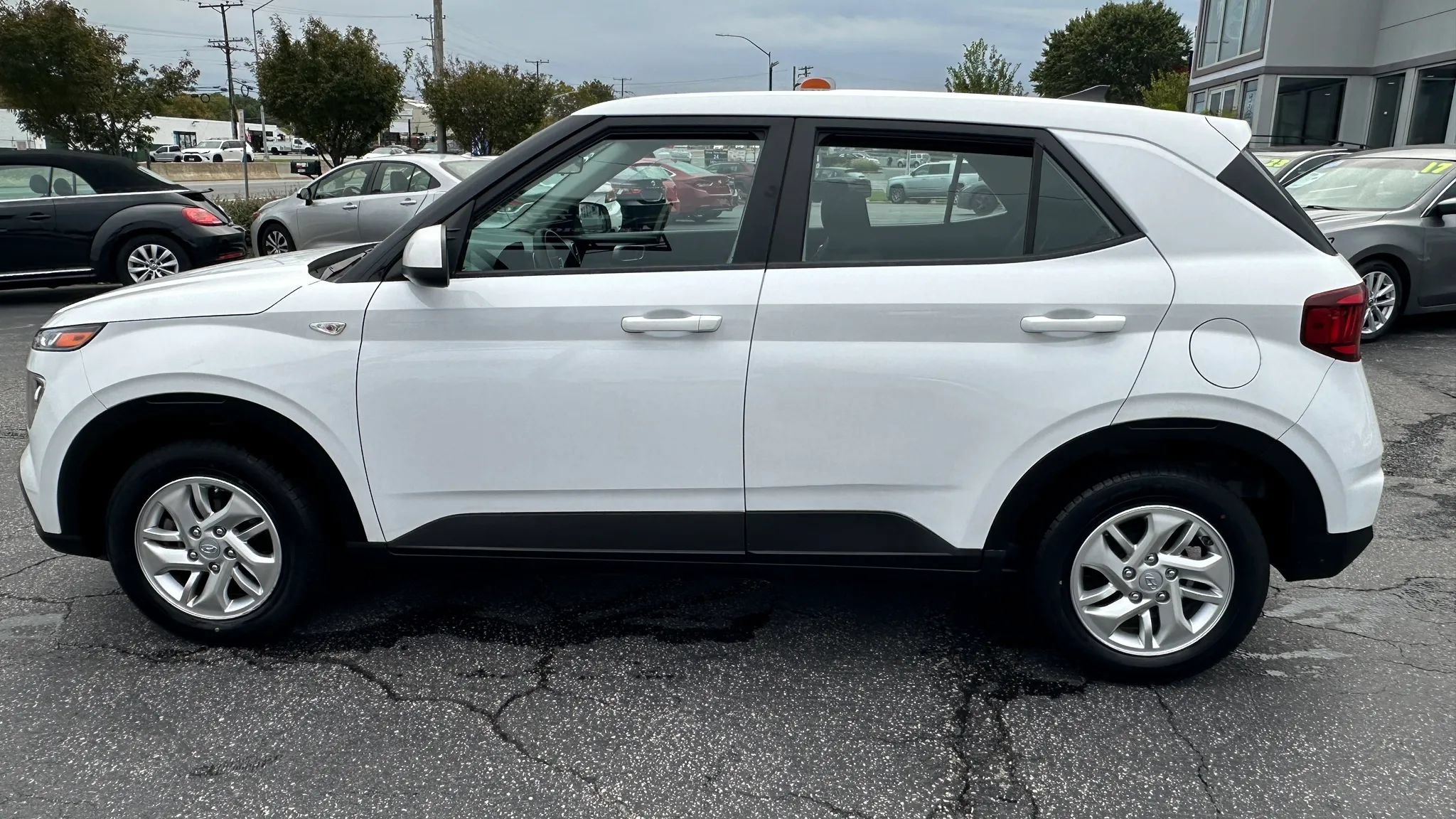 Used 2021 Hyundai Venue SE FWD image 9