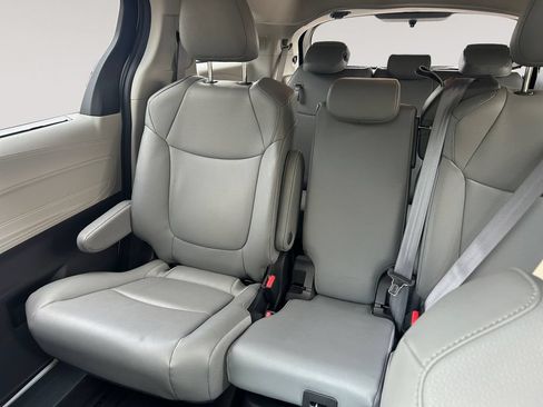 Used 2022 Toyota Sienna XLE w/ XLE Plus Package FWD image 13