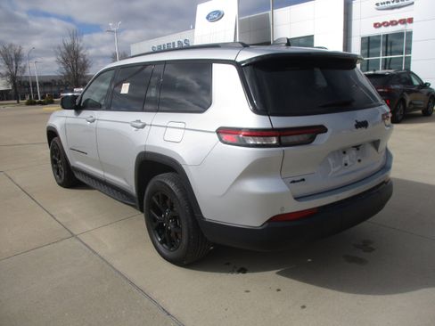 Used 2024 Jeep Grand Cherokee L Laredo image 4