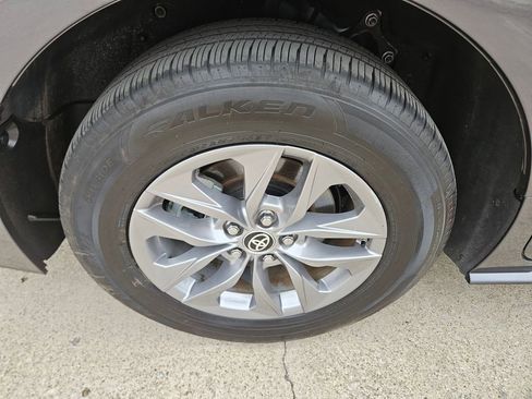 Used 2025 Toyota Sienna LE FWD image 25