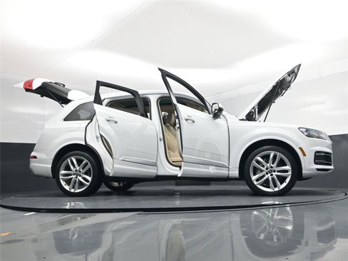 Used 2018 Audi Q7 3.0T Prestige w/ Prestige Package image 21