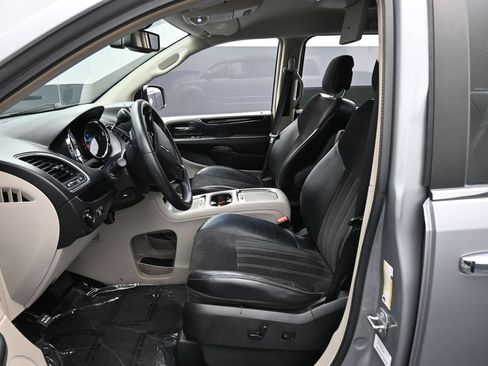 Used 2014 Chrysler Town & Country Touring-L FWD image 22
