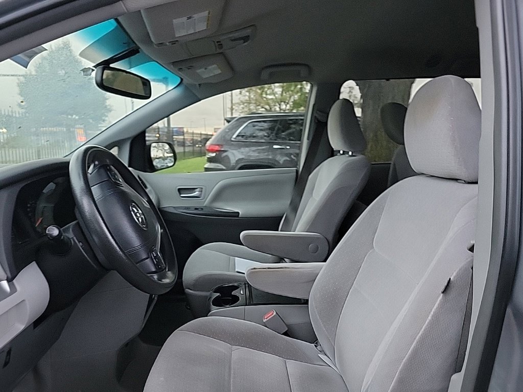 Used 2015 Toyota Sienna LE FWD image 6