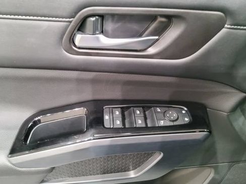 Used 2025 Nissan Pathfinder SL AWD/4WD image 35