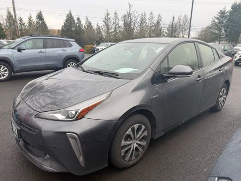 Used 2020 Toyota Prius LE image 2