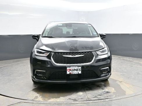 Used 2024 Chrysler Pacifica Touring-L image 2