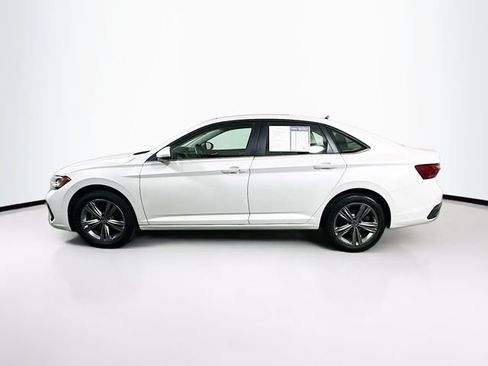 Used 2023 Volkswagen Jetta SE w/ Panoramic Sunroof Package FWD image 5