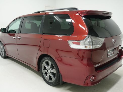 Used 2016 Toyota Sienna SE FWD image 6